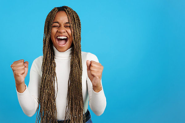 포토 JPG 해외이미지 여자 행복 포즈 흑인 청소년 성공 기념 실내 한명 미소 힘 주먹 꿈 자유 우승 비즈니스우먼 용기 자신감 행운 결심 흥분 파란배경 오르기 긍정 시끄러움 재택근무 무료 비명 승자 정중 필승 여자한명만 카피스페이스 해외202309 해외포토 서양인 1 그릇 감정 백그라운드 컨셉 비즈니스 모션 표정 사람 내부 파란색 공백 최고 직장인 여자만 파일형식