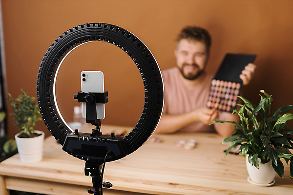 포토 해외이미지 남자 중년 전등 실내 한명 상반신 앞모습 스마트폰 화장 화장용품 방송 화장대 과정 리뷰 소셜네트워크 중년남자한명만 크리에이터 뷰티크리에이터 1인미디어 영상촬영 해외202309 해외포토 직업 1 뷰포인트 가구 컨셉 조명 사람 성인 내부 핸드폰 스마트기기 뷰티 촬영 미용용품 남자한명만 중년남자만 파일형식