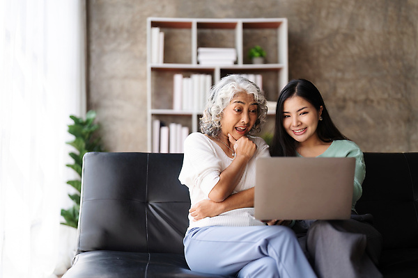 포토 JPG 해외이미지 백인 라이프스타일 응시 여자 교육 딸 행복 어린이 거실 인터넷 가족 놀이 엄마 주택 함께함 실내 사랑 사람 앉기 성인 두명 노트북 학습 컴퓨터 소파 알약 디지털 방 아빠 사이버 온라인 해외202309 해외포토 서양인 시선 감정 컨셉 의자 관계 모션 내부 건물 생활 전자제품 약 파일형식