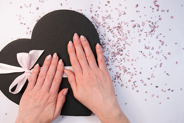 포토 JPG 해외이미지 모델 라이프스타일 손 디자인 계절 여자 구두 컬러 겨울 손가락 휴가 따뜻함 사람없음 장식 빨간색 뷰티 갈색 유행 검은색 스파 어둠 화장품 잡기 못 화려 우아함 손톱관리 손톱 스웨터 부드러움 광택 니스 돌봄 스타일 해외202309 해외포토 신발 컨셉 상의 모션 사람 생활 신체부위 공구 감각 네일아트 파일형식