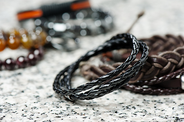 포토 JPG 해외이미지 팔찌 사람없음 아웃포커스 가죽 오브젝트 해외202309 해외포토 장신구 촬영기법 파일형식