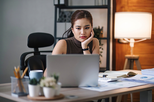 포토 JPG 해외이미지 여자 회사 스트레스 한명 동양인 상반신 성인 앞모습 노트북 사무실 턱괴기 업무 비즈니스우먼 성인여자한명만 해외202309 해외포토 1 뷰포인트 비즈니스 모션 사람 인종 전자제품 작업 직장인 여자한명만 성인여자만 파일형식