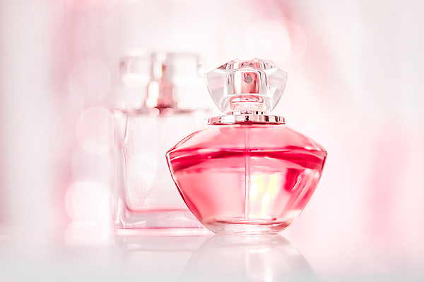 포토 JPG 해외이미지 분홍색 백그라운드 유리 사람없음 고급 향수 보케 향수병 해외202309 해외포토 컬러 컨셉 재질 화장품 병_담는 파일형식