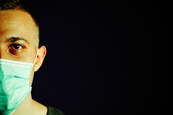 포토 JPG 해외이미지 백인 직업 남자 유니폼 건강 병원 3 가면 한명 사람 성인 세로 파란색 약 방 작업 센터 수술 바이러스 보호 감염 전염 펜치 외과 보닛 돌봄 진짜 코로나바이러스 해외202309 해외포토 서양인 1 옷 컬러 컨셉 의학 모션 자동차 치료 공구 질병 파일형식