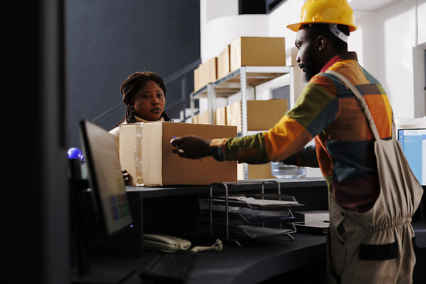 포토 JPG 해외이미지 여자 남자 흑인 노동자 실내 들기 상반신 성인 두명 앞모습 옆모습 상자 작업 안전모 물류창고 성인만 해외202309 해외포토 서양인 직업 뷰포인트 모션 사람 내부 헬멧 안전장비 창고 파일형식