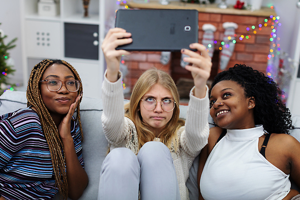포토 JPG 해외이미지 감정 유럽 기독교 안경 크리스마스 거실 가족 휴가 함께함 사랑 미소 웃음 장식 세명 친구 청춘 금발 알약 사진촬영 우정 기쁨 축하 최고 셀프카메라 만족 벽난로 평등 해외202309 해외포토 레이스천 헤어스타일 잡화 기념일 나라 종교 컨셉 관계 표정 사람 약 촬영 직물 파일형식