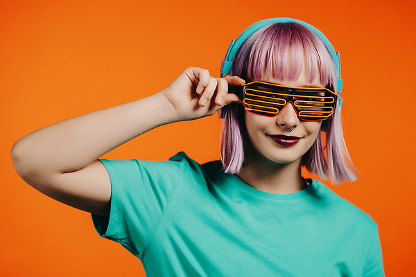 포토 JPG 해외이미지 백인 모델 1 라이프스타일 여자 행복 얼굴 음악 이어폰 백그라운드 모션 실내 한명 사람 성인 10대 뷰티 머리 유행 헤드폰 소리 기쁨 듣기 자유 표현 오디오 스테레오 고립 스타일 해외202309 해외포토 서양인 감정 음향기기 컨셉 청소년 문화예술 내부 생활 신체부위 전자제품 파일형식