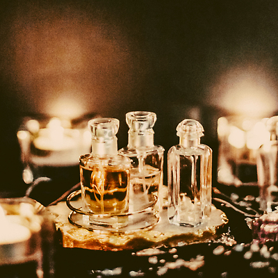 포토 JPG 해외이미지 초 유리 사람없음 반지 투명 분위기 고급 향수 향수병 해외202309 해외포토 컨셉 장신구 재질 화장품 병_담는 파일형식