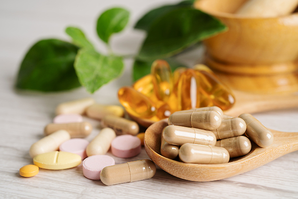 포토 JPG 해외이미지 건강 사람없음 알약 약 숟가락 허브 유기농 절구 절구방아 나무배경 해외202309 해외포토 식물 웰빙 백그라운드 의학 수저 도구 파일형식