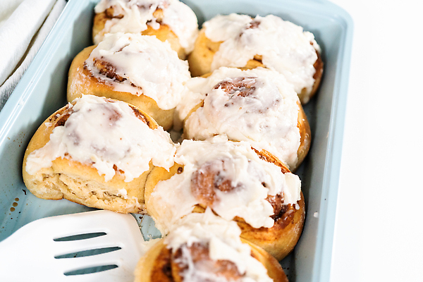 포토 JPG 해외이미지 그릇 사람없음 달콤 뒤집개 롤빵 시나몬 시나몬롤 해외202309 해외포토 식기 빵 주방용품 디저트 맛 파일형식