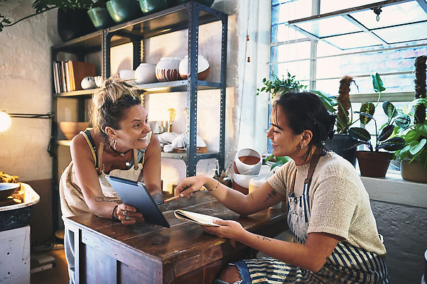 포토 JPG 해외이미지 여자 행복 화분 화초 창문 선반 대화 들기 상반신 성인 두명 옆모습 태블릿 공책 앞치마 도자기 작업실 책상 도예가 성인여자만 해외202309 해외포토 식물 직업 감정 뷰포인트 가구 모션 문구용품 말하기 사람 전자제품 스마트기기 여자만 성인만 파일형식