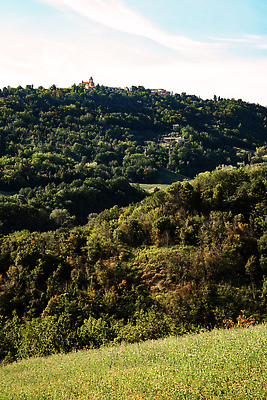 포토 JPG 해외이미지 나무 식물 구름 계절 유럽 여행 백그라운드 밭 농업 자연 하늘 산 주택 풍경 사람없음 야외 초록색 여름 파란색 농장 농경지 계곡 맑음 일몰 봄 이탈리아 전원 시골 성 중세 역사 저녁 숲 땅 언덕 내추럴 랜드마크 수평선 해외202309 해외포토 자연요소 건축물 나라 산업 컬러 날씨 건물 노을 전기에너지 야간 생태계 파일형식