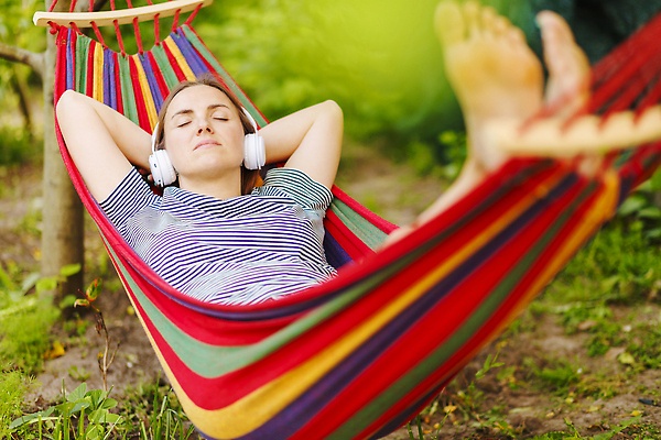 포토 JPG 해외이미지 백인 라이프스타일 계절 공원 여자 행복 음악 이어폰 노래 휴가 휴식 주택 건강 한명 사람 취미 야외 스마트폰 뷰티 디지털 정원 헤드폰 화목 캠핑 듣기 게임 오디오 주말 해먹 거짓말 멜로디 안락 해외202309 해외포토 서양인 1 공공시설 감정 음향기기 컨셉 모션 놀이 레저 문화예술 건물 생활 전자제품 핸드폰 스마트기기 침대 파일형식