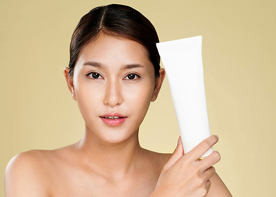 포토 JPG 해외이미지 여자 한명 들기 동양인 상반신 성인 앞모습 화장품 성인여자한명만 해외202309 해외포토 1 뷰포인트 모션 사람 인종 뷰티 여자한명만 성인여자만 파일형식