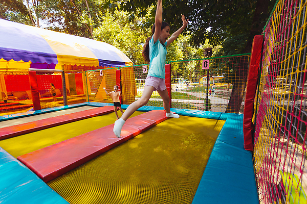 포토 JPG 해외이미지 백인 라이프스타일 공원 여자 행복 어린이 스포츠 포즈 놀이 휴가 함께함 건강 미소 웃음 사람 두명 여름 컬러풀 달리기 운동 뷰티 파티 점프 기쁨 게임 센터 놀이터 걸음마 튕기기 해외202309 해외포토 서양인 계절 공공시설 감정 컬러 컨셉 모션 표정 이벤트 생활 파일형식