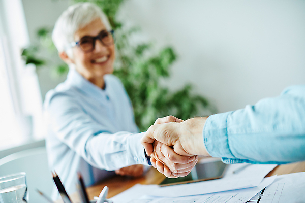 포토 JPG 해외이미지 백인 직업 손 여자 행복 회사 비즈니스 통신 성공 협력 노동자 악수 함께함 협상 사람 성인 두명 사무실 뷰티 거래 회색 인사 업무 비즈니스맨 비즈니스우먼 동료 계약 흔들림 변호사 떨림 경영 동의 옛날 지원 해외202309 해외포토 서양인 남자 감정 컬러 컨셉 관계 모션 손짓 신체부위 예절 작업 직장인 파일형식