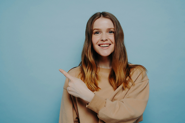 포토 JPG 해외이미지 손 응시 여자 행복 감정 벽 포즈 백그라운드 손가락 실내 한명 서기 웃음 10대 파란색 뷰티 갈색 세일 흰색 가리킴 잡기 흥분 웨이브 긍정 보여주기 생강 승진 충고 카피스페이스 표현성 해외202309 해외포토 1 시선 컬러 컨셉 채소 모션 청소년 표정 사람 손짓 내부 신체부위 공백 파일형식