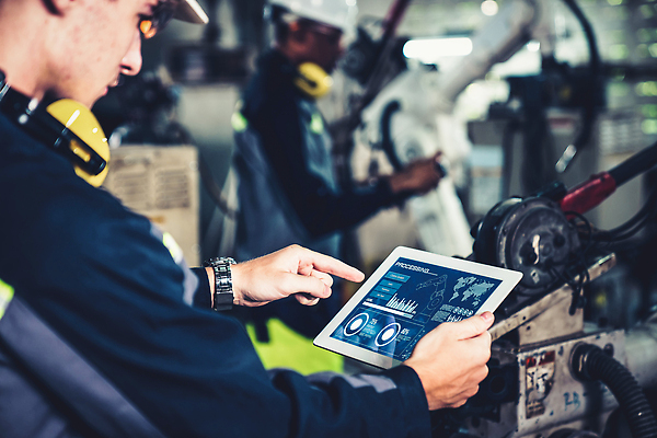 포토 JPG 해외이미지 남자 산업 공장 노동자 작업복 한명 상반신 성인 옆모습 태블릿 기계 과학기술 가리킴 작업 엔지니어 안전모 성인남자한명만 해외202309 해외포토 직업 1 옷 뷰포인트 공업 기술 사람 손짓 전자제품 스마트기기 기술자 헬멧 안전장비 남자한명만 성인남자만 파일형식