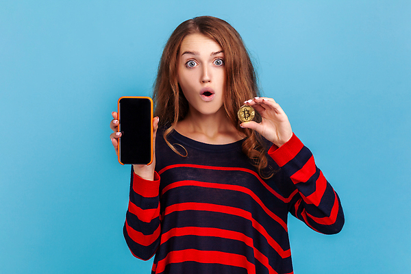 포토 JPG 해외이미지 백인 여자 돈 비즈니스 모바일 실내 한명 사람 금융 스마트폰 핸드폰 스크린 동전 웹 놀람 저축 잡기 네트워크 황금 암호 구매 사이버 무역 파란배경 투자 충격 이익 보여주기 온라인 전자상거래 고립 가상 셀룰러 비어있는 해외202309 해외포토 서양인 1 감정 산업 백그라운드 인터넷 모션 표정 내부 경제 파란색 전자제품 스마트기기 쇼핑 재산 파일형식