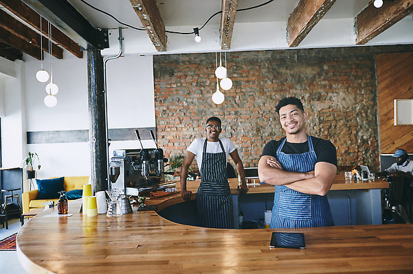 포토 JPG 해외이미지 응시 남자 사업가 성공 성인 두명 앞모습 팔짱 상점 카페 사장 직원 자영업 성인남자만 소상공인 해외202309 해외포토 직업 시선 뷰포인트 컨셉 비즈니스 모션 사람 경제 상인 남자만 성인만 파일형식