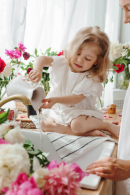 포토 JPG 해외이미지 전신 원피스 여자 꽃 행복 어린이 딸기 한명 옆모습 물 금발 꽃병 붓기 창가 모란 소녀한명만 해외202309 해외포토 자연요소 식물 1 헤어스타일 옷 감정 뷰포인트 과일 창문 모션 사람 여자한명만 소녀만 파일형식