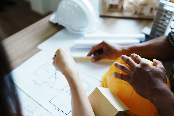 포토 JPG 해외이미지 직업 손 디자인 응시 산업 종이 백그라운드 컨셉 비즈니스 통신 부동산 협력 설계 주택 건설업 자 창조 사람 성인 두명 가로 컴퓨터 사무실 펜 장비 가리킴 작업 엔지니어 수리 제조 연결 헬멧 건축가 토론 스케치 책상 측정 경영자 문서 청사진 공학 카피스페이스 브레인스토밍 해외202309 해외포토 시선 교육 가구 문구용품 미술 손짓 건물 신체부위 전자제품 필기구 공백 기술자 재산 보호장비 리더 파일형식