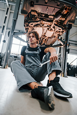 포토 JPG 해외이미지 전신 남자 자동차 한명 앉기 성인 앞모습 기계 작업 기술자 수리 고장 열정 정비공 교체 자동차정비 정비소 성인남자한명만 해외202309 해외포토 직업 1 감정 육상교통 뷰포인트 모션 사람 남자한명만 성인남자만 파일형식