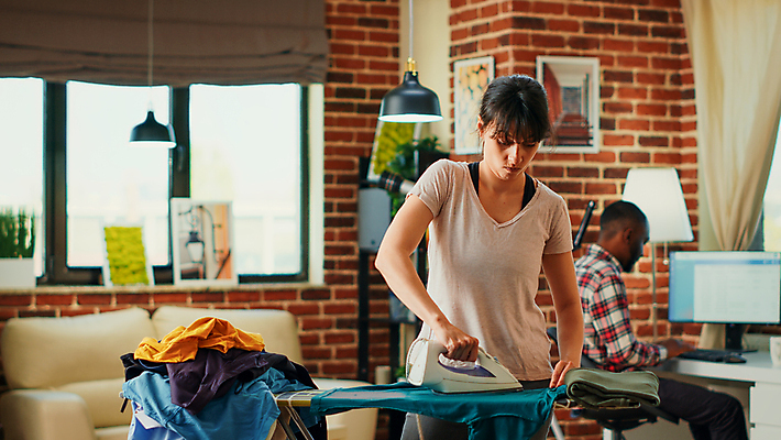 포토 JPG 해외이미지 옷 여자 남자 액자 가사 창문 전등 스트레스 주택 피곤 상반신 성인 두명 앞모습 컴퓨터 커튼 청소 다리미질 성인만 해외202309 해외포토 뷰포인트 컨셉 조명 사람 건물 전자제품 파일형식