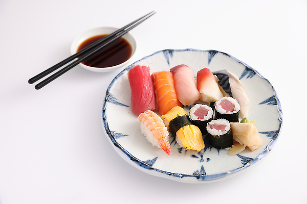 포토 JPG 해외이미지 접시 젓가락 사람없음 일본 초밥 회 신선 날것 간장 종지 해외202309 해외포토 그릇 식기 아시아 음식 수저 양념 일본음식 파일형식