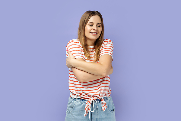 포토 JPG 해외이미지 백인 여자 행복 포즈 신체 포옹 청소년 실내 사랑 한명 사람 평화 최고 자신감 큼 제비꽃 만족 긍정 평가 고립 돌봄 셀프 숭배 자부심 지원 혼자 존경 해외202309 해외포토 서양인 1 꽃 감정 컨셉 안기 모션 내부 크기 파일형식