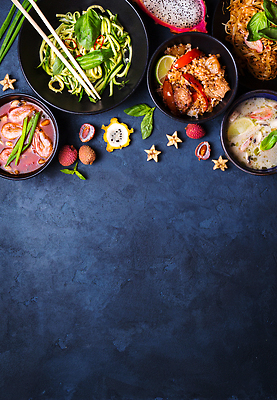 포토 JPG 해외이미지 그릇 젓가락 사람없음 하이앵글 샐러드 수프 팟타이 똠얌꿍 해외202309 해외포토 식기 음식 뷰포인트 수저 태국음식 파일형식