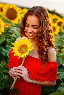 포토 JPG 해외이미지 1 여자 꽃 행복 여행 꽃무늬 밭 농업 자연 휴가 휴식 해바라기 한명 사람 야외 빛 햇빛 태양 뷰티 농장 귀여움 맑음 일몰 봄 기쁨 꿈 낭만 자유 광선 잡기 해외202309 해외포토 자연요소 식물 계절 감정 산업 컨셉 무늬 모션 날씨 노을 생태계 파일형식