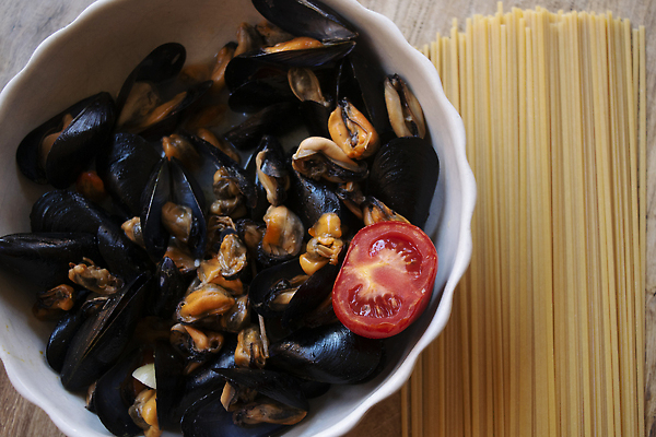 포토 JPG 해외이미지 토마토 조개 파스타 스파게티 어류 사람없음 이탈리아 껍질 수프 지중해 해산물 홍합 레시피 점심식사 해외202309 해외포토 유럽 바다 채소 어패류 서양음식 식사 수중동물 파일형식