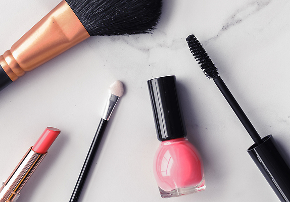 포토 JPG 해외이미지 백그라운드 사람없음 립스틱 고급 마스카라 매니큐어 대리석 메이크업브러쉬 해외202309 해외포토 컨셉 재료 화장품 붓 파일형식