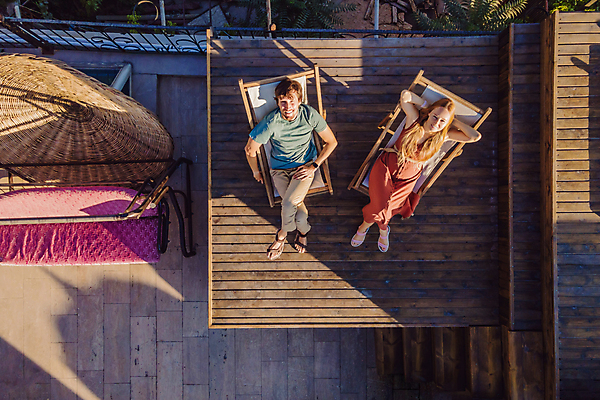 포토 JPG 해외이미지 전신 여자 남자 여행 의자 미소 앉기 풍경 성인 야외 하이앵글 햇빛 야외테라스 성인만 튀르키예 해외202309 해외포토 아시아 뷰포인트 가구 모션 표정 사람 태양 발코니 파일형식