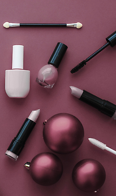 포토 JPG 해외이미지 사람없음 하이앵글 보라색 화장품 오브젝트 매니큐어 오너먼트 해외202309 해외포토 뷰포인트 컬러 크리스마스장식 뷰티 파일형식