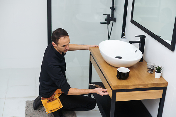 포토 JPG 해외이미지 남자 유니폼 노동자 한명 성인 옆모습 욕실 업무 수리 청소 유지 샤워실 성인남자한명만 해외포토 직업 1 옷 뷰포인트 사람 작업 샤워시설 남자한명만 성인남자만 파일형식