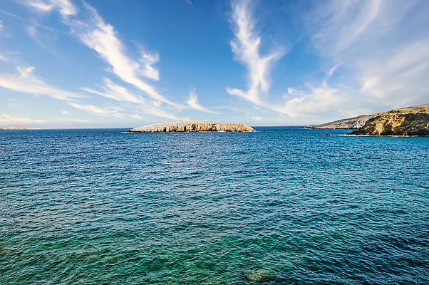 포토 JPG 해외이미지 모래 파도 바다 섬 여행 하늘 휴가 휴식 풍경 사람없음 물 여름 햇빛 태양 맑음 수영 조약돌 만 그리스 해외202309 해외포토 자연요소 계절 유럽 컨셉 날씨 돌_바위 수상스포츠 파일형식