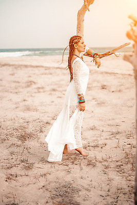 포토 JPG 해외이미지 모델 라이프스타일 드레스 여자 행복 모래 바다 결혼 백그라운드 장신구 자연 하늘 관리 한명 사람 앉기 성인 야외 물 뷰티 유행 자유 흰색 뜨개질 선탠 은색 정상 보석 부족 내추럴 무료 히피 스타일 세련 해외202309 해외포토 자연요소 1 옷 감정 컬러 컨셉 모션 이벤트 취미 생활 광석 생태계 파일형식