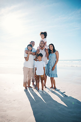 포토 JPG 해외이미지 전신 여자 할아버지 노년 남자 행복 할머니 어린이 여행 안기 함께함 소년 여러명 성인 해변 앞모습 모래사장 목마타기 해외202309 해외포토 감정 바다 뷰포인트 다수 컨셉 모션 사람 승차 파일형식