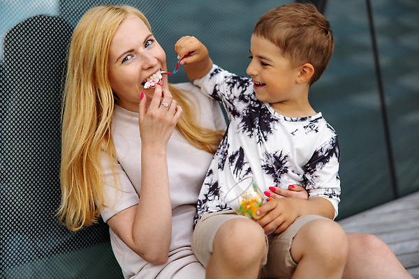 포토 JPG 해외이미지 라이프스타일 여자 행복 아들 어린이 가족 놀이 엄마 함께함 사탕 사랑 웃음 사람 소년 성인 야외 두명 금발 뷰티 우정 기쁨 먹기 긍정 해외202309 해외포토 헤어스타일 남자 감정 컨셉 관계 모션 디저트 표정 생활 친구 파일형식