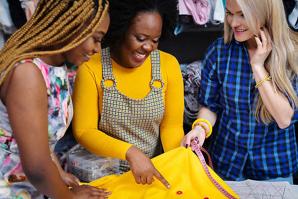 포토 JPG 해외이미지 직업 긴머리 유럽 컨셉 함께함 세명 금발 상점 업무 계획 디자이너 고객 만족 예술가 쇼 재단 관심 조언 해외202309 해외포토 헤어스타일 감정 나라 사람 작업 파일형식