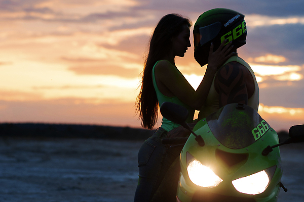 포토 JPG 해외이미지 커플 모래 관계 포옹 함께함 사랑 한명 해변 야외 옆모습 가로 여름 평화 침묵 황혼 일몰 새벽 기쁨 낭만 터치 자유 오토바이 전원 닫기 저녁 결합 블러 해외202309 해외포토 자연요소 1 계절 감정 바다 뷰포인트 컨셉 안기 모션 사람 노을 바이크 소리 전기에너지 야간 파일형식