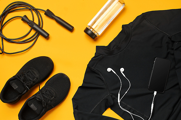 포토 JPG 해외이미지 이어폰 운동화 사람없음 스마트폰 운동복 하이앵글 운동 검은색 물통 줄넘기 노란배경 해외포토 옷 뷰포인트 컬러 음향기기 백그라운드 신발 건강 핸드폰 스마트기기 노란색 파일형식