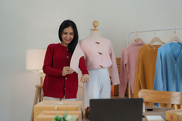 포토 JPG 해외이미지 옷 여자 사업가 한명 상반신 성인 앞모습 주먹 작업 비즈니스우먼 사장 마네킹 손내밀기 카디건 택배상자 성인여자한명만 해외202309 해외포토 직업 1 뷰포인트 비즈니스 모션 사람 손짓 상자 외투 직장인 택배 여자한명만 성인여자만 파일형식