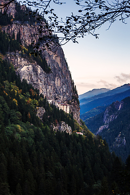 포토 JPG 해외이미지 전통 기독교 종교 여행 건축양식 하늘 산 주택 매달리기 풍경 사람없음 내부 관광지 교회 고요 손상 안개 영혼 역사 신성 수도원 칠면조 그리스인 랜드마크 명승지 복원 비잔틴 신앙심 옛날 조감도 지질학 해외202309 해외포토 서양인 교육 건축 컨셉 종교건축 모션 조류 날씨 건물 제국 파일형식