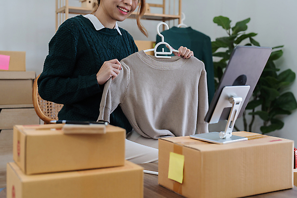 포토 JPG 해외이미지 여자 사업가 한명 들기 상반신 성인 옆모습 태블릿 작업 비즈니스우먼 옷걸이 사장 니트 보여주기 택배상자 화상통화 성인여자한명만 해외202309 해외포토 직업 1 뷰포인트 상의 비즈니스 모션 사람 전자제품 스마트기기 상자 직장인 택배 통화 여자한명만 성인여자만 파일형식