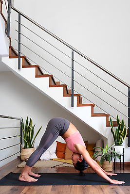 포토 JPG 해외이미지 주간 웰빙 여자 행복 선 포즈 거실 요가 휴식 바닥 아파트 주택 실내 건강 한명 사람 동양인 내부 세로 평화 중국 고요 매트 영혼 호흡 집중 사춘기 해외202309 해외포토 자연요소 1 감정 아시아 컨셉 인종 건물 파일형식