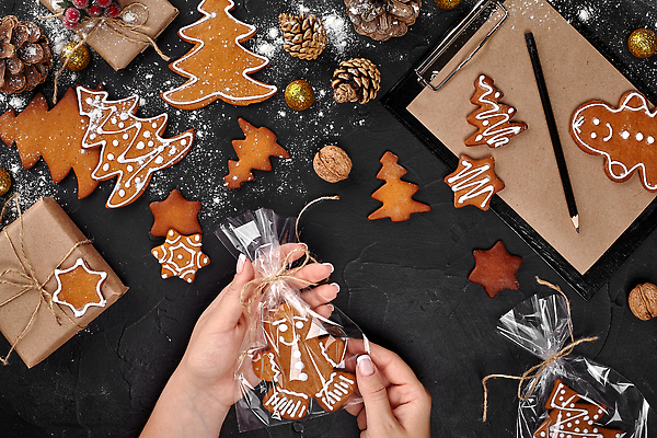 포토 JPG 해외이미지 손 크리스마스 포장 들기 신체부위 선물상자 하이앵글 연필 호두 솔방울 서류판 선물봉투 슈가파우더 진저맨 진저쿠키 오너먼트 해외202309 해외포토 기념일 뷰포인트 크리스마스장식 모션 학용품 봉투 선물 사람 상자 필기구 쿠키 사무용품 견과류 파일형식