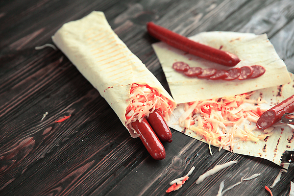 포토 JPG 해외이미지 단면 집게 사람없음 소시지 지저분함 양배추 슬라이스 케밥 양배추샐러드 피타 나무배경 해외202309 해외포토 음식 빵 백그라운드 채소 샐러드 감각 가공식품 파일형식